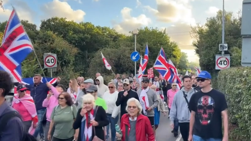 Epping’de Sığınmacı Oteli Protestocuları Polisle Çatıştı: 3 Kişi Tutuklandı