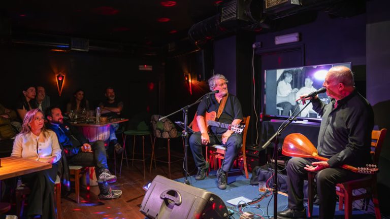 “Hal ve Gidiş”: Grup Gündoğarken Londra’da Şarkılarla Zaman Yolculuğuna Çıkardı