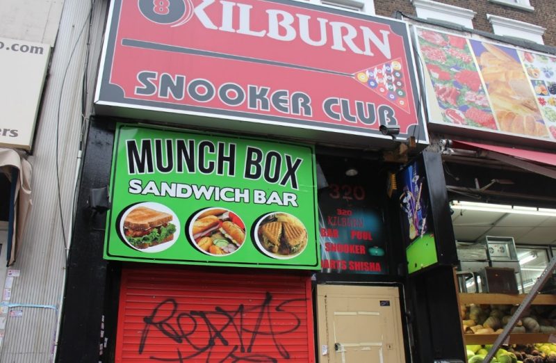 Londra'da Uyuşturucu Merkezi Olduğu İddia Edilen İşletme Polis Tarafından Kapatıldı