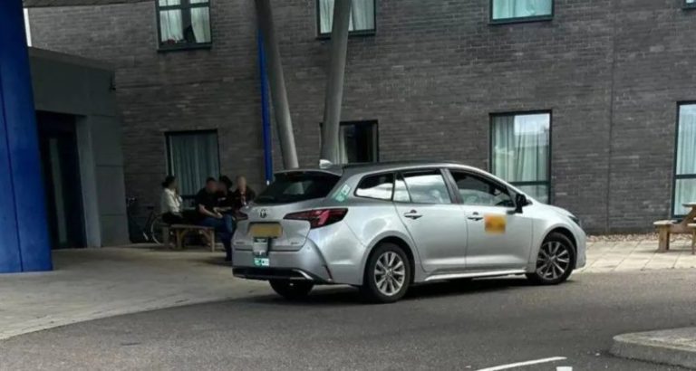 İngiltere’de Sığınmacıların Hastanelere Taksiyle Gitmesi Yasaklanıyor