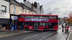 Londra’da Otobüs Dükkana Çarptı: Bir Kişi Hastaneye Kaldırıldı