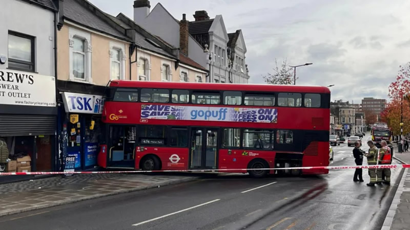 Londra’da Otobüs Dükkana Çarptı: Bir Kişi Hastaneye Kaldırıldı
