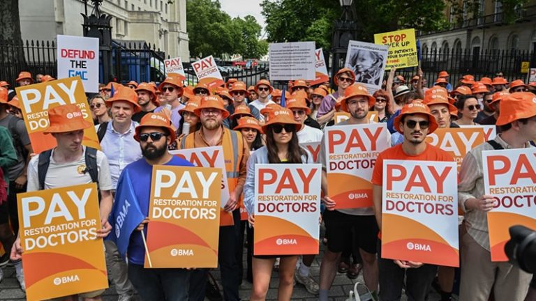 İngiltere’de Asistan Hekimler Beş Günlük Greve Başladı