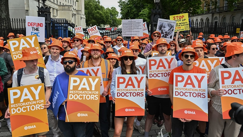 İngiltere'de Asistan Hekimler Beş Günlük Yeni Greve Başladı