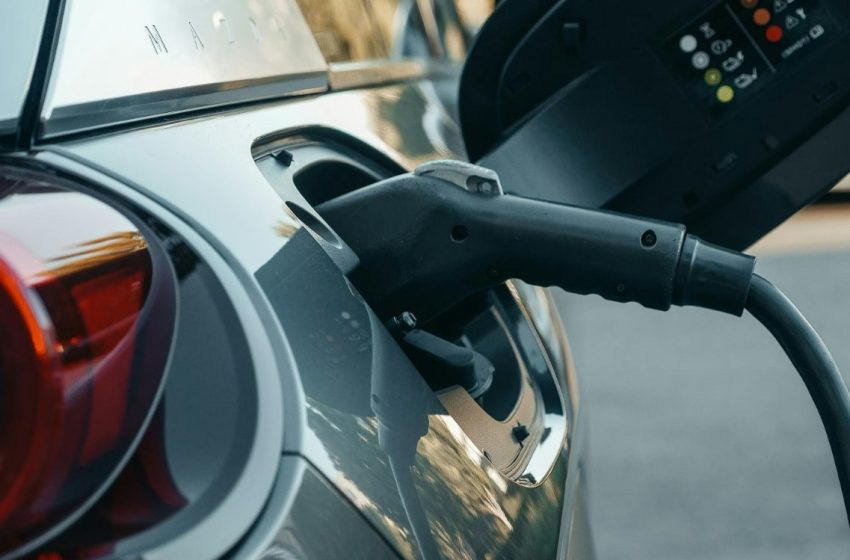 İngiltere Elektrikli Araçlarda Kilometre Başı Vergi Dönemini Başlatıyor