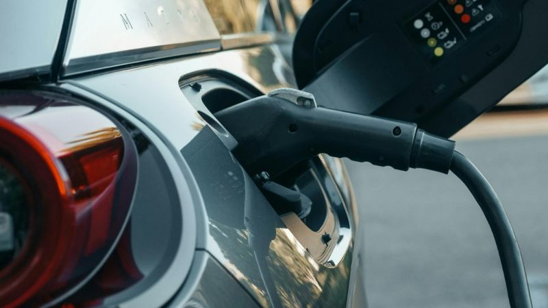 İngiltere Elektrikli Araçlarda Kilometre Başı Vergi Dönemini Başlatıyor