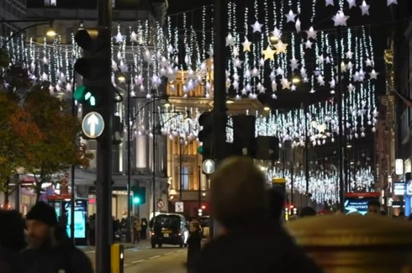 Oxford Street’te Noel Işıkları Yandı