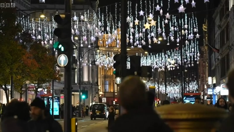 Oxford Street’te Noel Işıkları Yandı