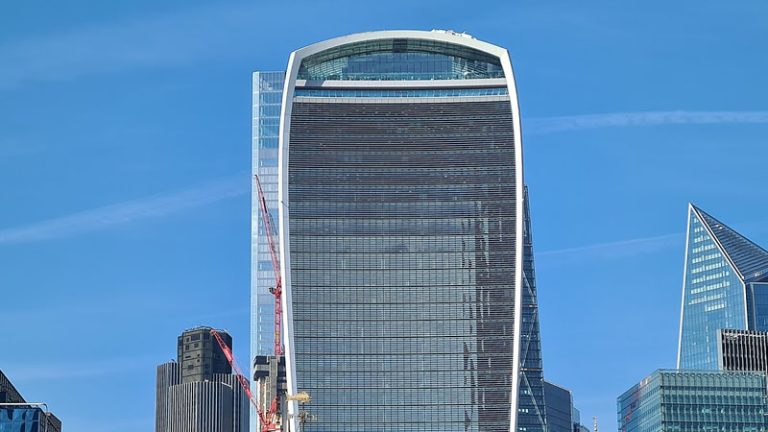 Londra’da Arabaları Eriten Gökdelen