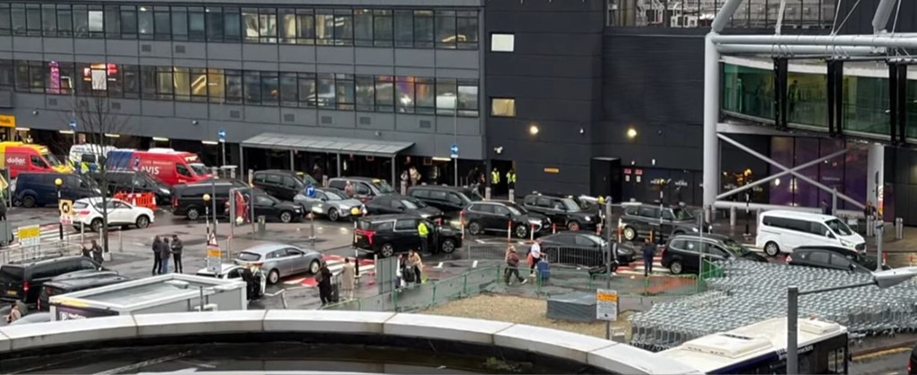 Heathrow Havaalanında Biber Gazlı Saldırı: Bir Kişi Gözaltında