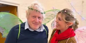 Boris Johnson’un “Peri” Kostümü Sosyal Medyada Gündem Oldu