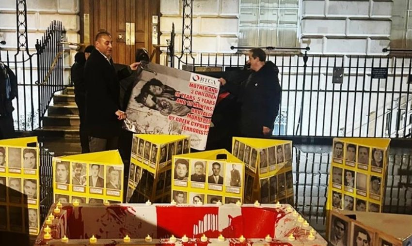  Londra’da Kıbrıslı Türklerden “Kanlı Noel” protestosu