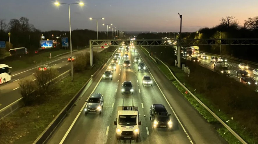 Birleşik Krallık'ta Milyonlarca Kişi Yollara ve Havalimanlarına Akın Etti