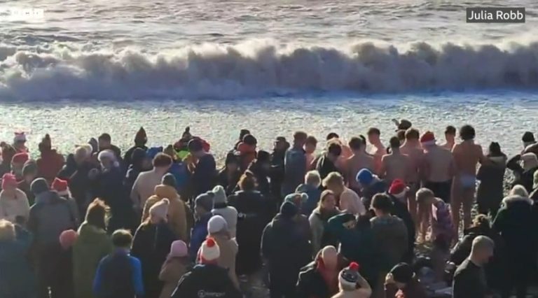 Noel Günü Yapılan Yüzme Etkinliğine Katılan 2 Kişi Hala Kayıp