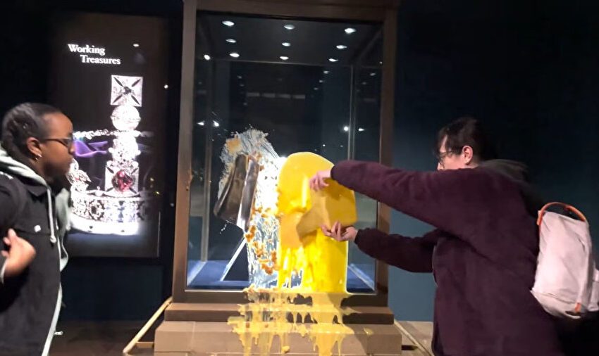  Londra Kalesi’nde Crown Jewels Sergisine Gıda Saldırısı: 4 Gözaltı