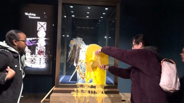 Londra Kalesi’nde Crown Jewels Sergisine Gıda Saldırısı: 4 Gözaltı