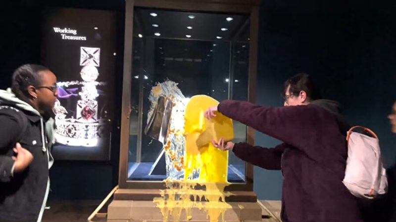 Londra Kalesi’nde Crown Jewels Sergisine Gıda Saldırısı: 4 Gözaltı