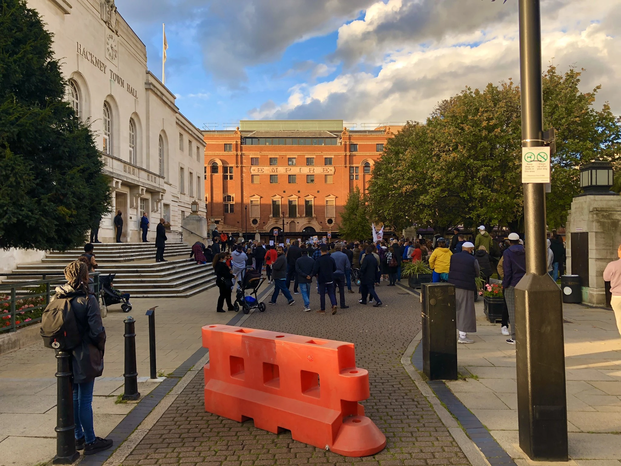 Hackney’de Yol Kapatmalarını Protesto Eden Kalabalık Belediye Binasını Bastı