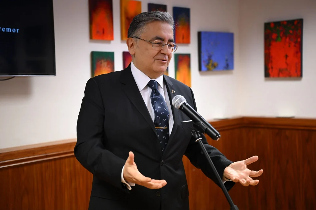 Londra’da Bellek ve Zaman Üzerine Düşündüren Sergi: “Traces of Memory”