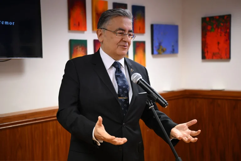 Londra’da Bellek ve Zaman Üzerine Düşündüren Sergi: “Traces of Memory”