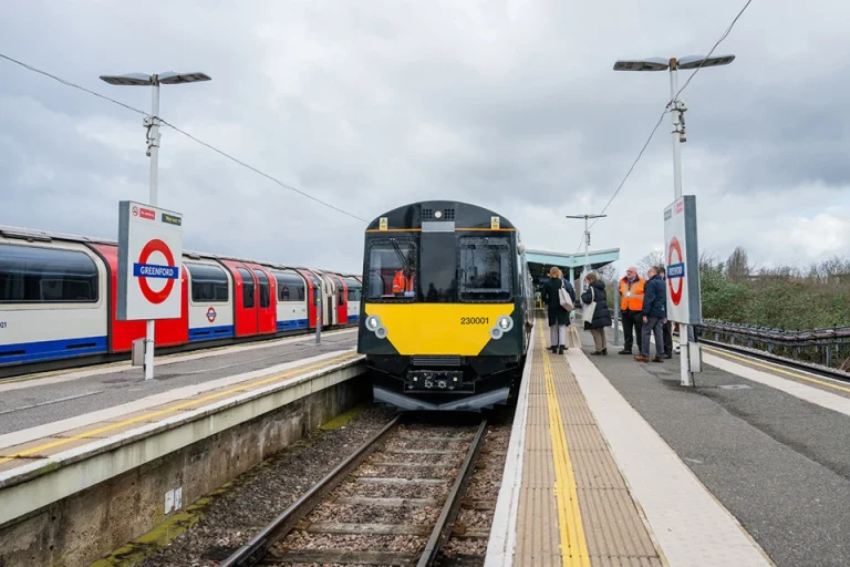 Birleşik Krallık’ta Bir İlk: Süper Hızlı Şarjlı Bataryalı Tren Hizmete Giriyor