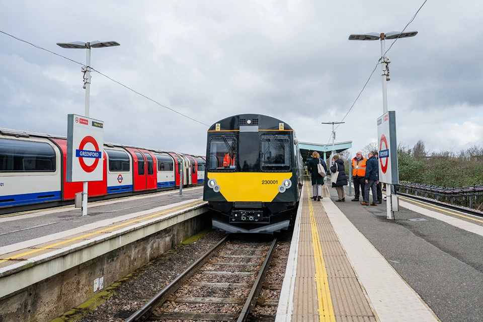 Birleşik Krallık’ta Bir İlk: Süper Hızlı Şarjlı Bataryalı Tren Hizmete Giriyor