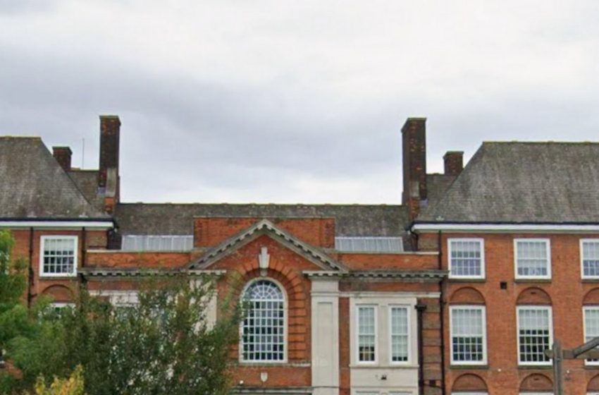  Londra’da Öğrencisine Cinsel İçerikli Mesajlar Gönderen Öğretmen Meslekten Men Edildi