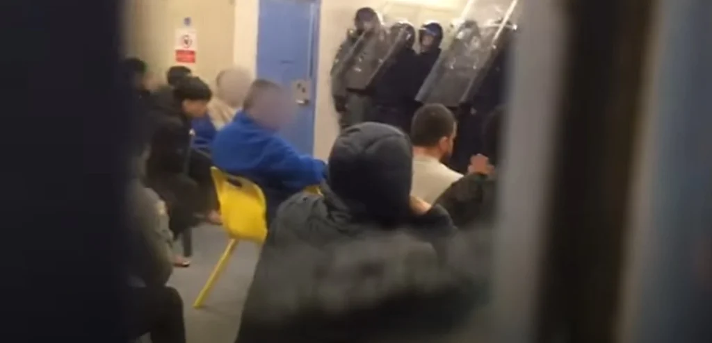 İngiltere’de Gözaltı Merkezlerinde Sığınmacı Protestosu: Polis Müdahale Etti