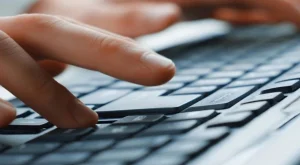 İngiltere’de Evden Çalışıyormuş Gibi Yapan Polis İhraç Edildi