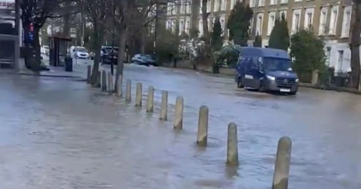 Kuzey Londra’daki Caledonian Road Göle Döndü