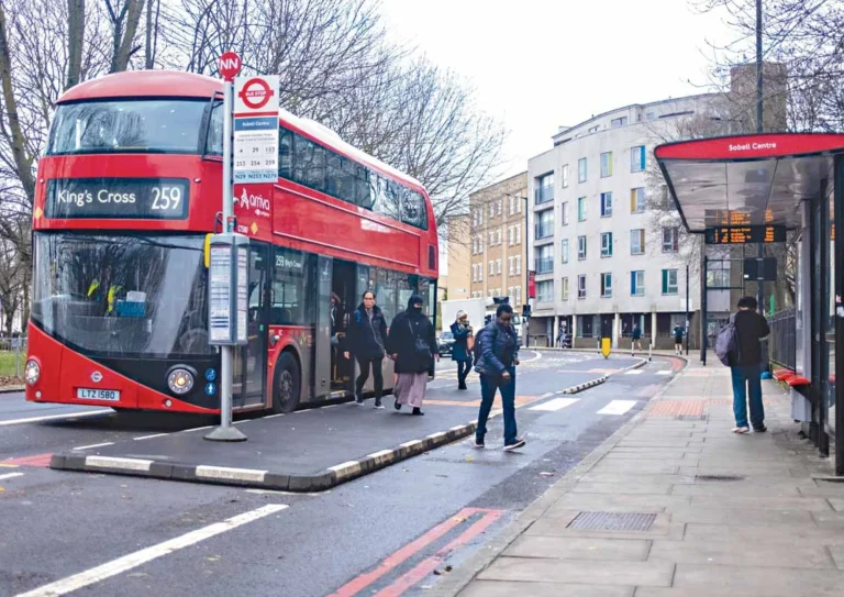 Londra’da Otobüs Duraklarında Güvenlik Kamerası Dönemi Başlıyor