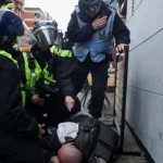 Manchester’da Aşırı Sağcı Yürüyüş! Göçmen ve Müslüman Karşıtı Sloganlar