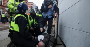 Manchester’da Aşırı Sağcı Yürüyüş! Göçmen ve Müslüman Karşıtı Sloganlar