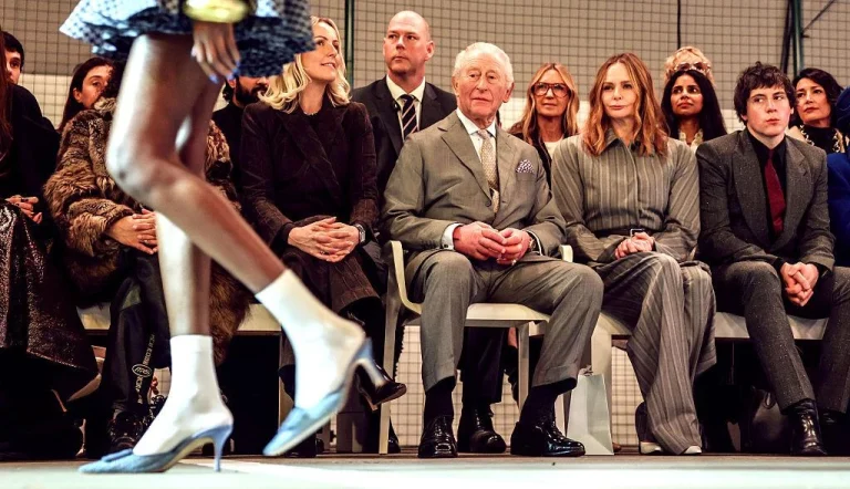 Londra Moda Haftası’nın İlk Gününde Kral Charles Ön Sırada Yerini Aldı
