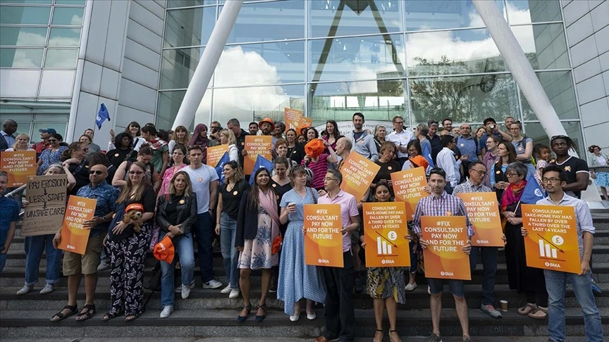 İngiltere’de Doktorlar 6 Günlük Grev Kararı Aldı