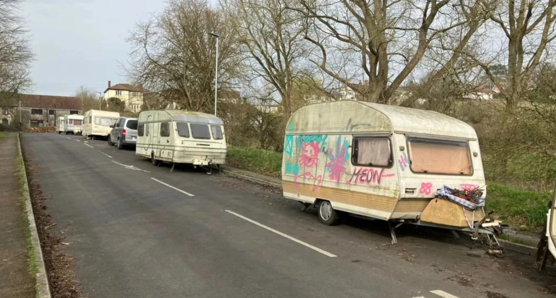 İngiltere’de karavan krizi büyüyor: Glastonbury için “acil durum” çağrısı