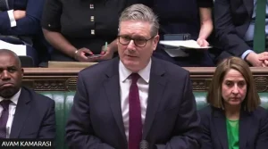 İngiltere Parlamentosu’nda Starmer ve Badenoch Arasında Söz Düellosu