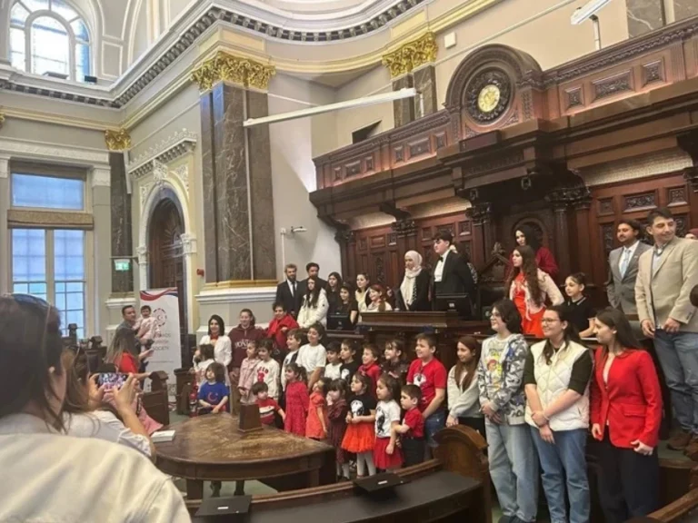İngiltere’de Bir İlk! 23 Nisan Birmingham Belediye Meclisi’nde Kutlandı