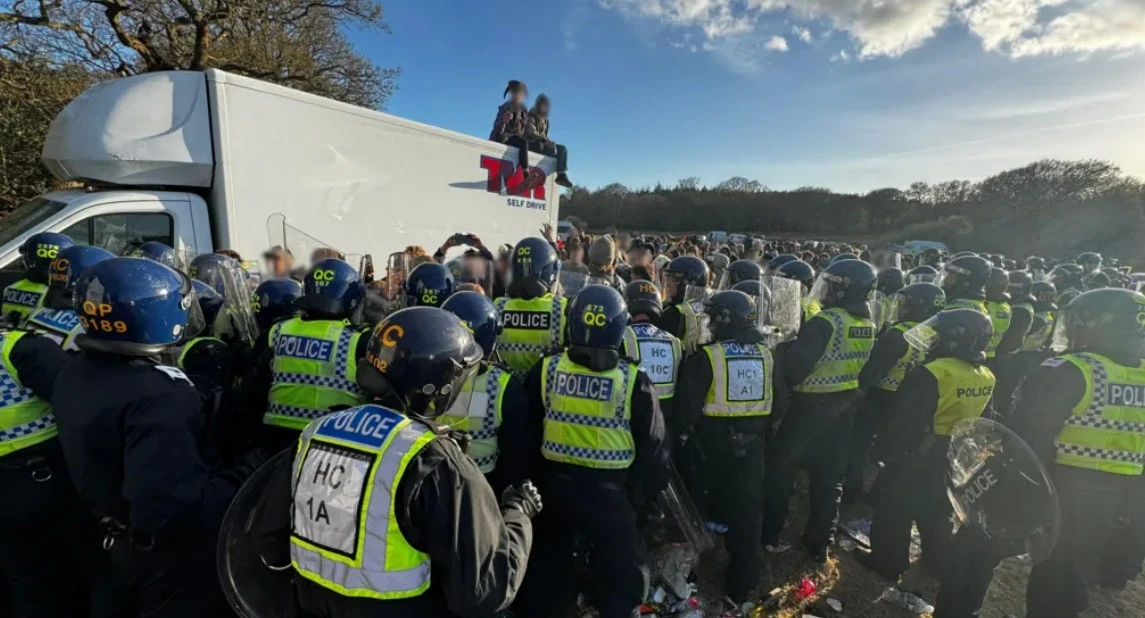 Dorset’te Yasadışı Rave Partisine Polis Müdahalesi