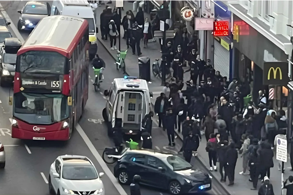 Londra’da Sosyal Medya Kaynaklı Olaylar Sonrası 6 Genç Kız Tutuklandı