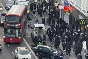 Londra’da Sosyal Medya Kaynaklı Olaylar Sonrası 6 Genç Kız Tutuklandı