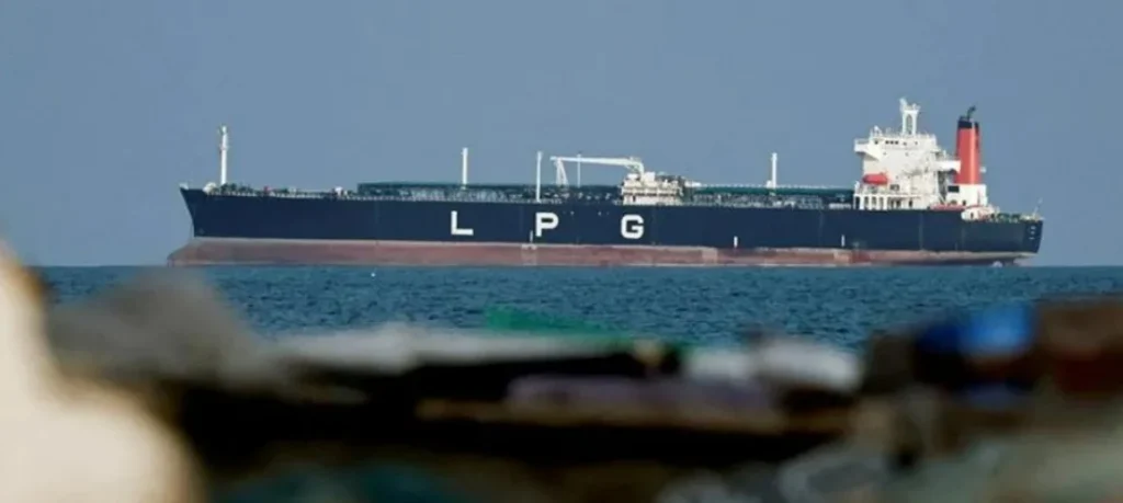 İngiltere ve müttefikleri, İran’ın Hürmüz Boğazı’nı kapatmasını engellemek için yaptırımları görüştü