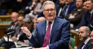 Avam Kamarası’nda tansiyon yüklendi: Starmer icraatlarını savundu, Badenoch sert yüklendi