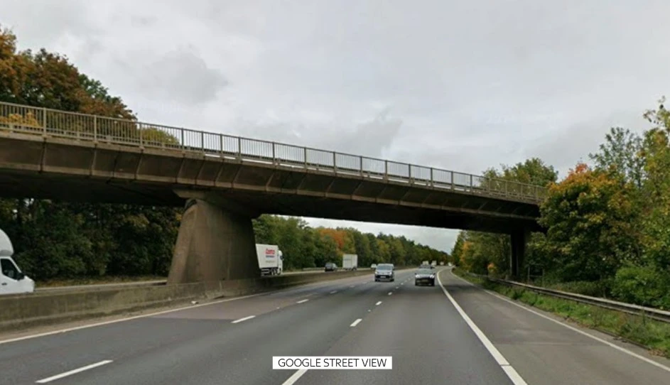 İngiltere’de köprüden uçan araç iki gencin ölümüne yol açtı