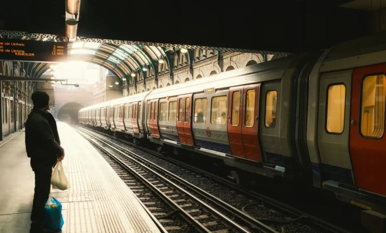 Londra Metrosunda Grev Krizi: 24 Saatlik İş Bırakma Ulaşımı Felç Etti