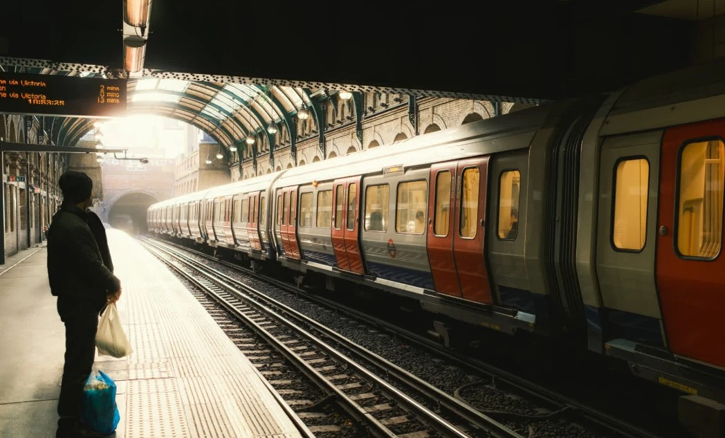 Londra Metrosunda Grev Krizi: 24 Saatlik İş Bırakma Ulaşımı Felç Etti