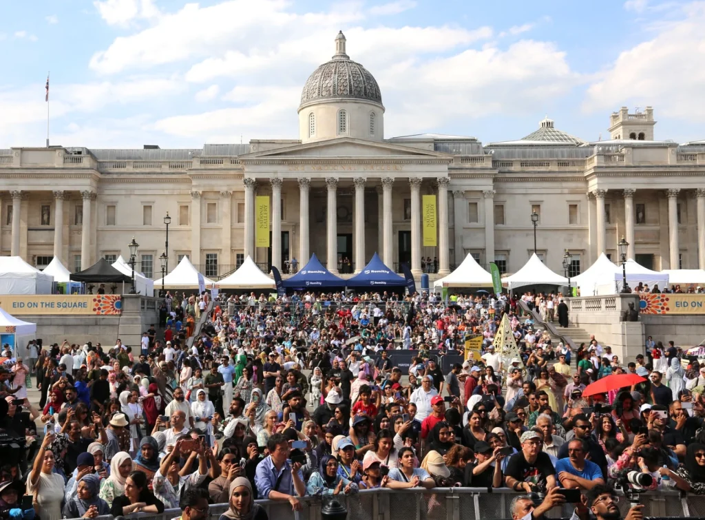 Londra’da Trafalgar Meydanı’nda Bayram Coşkusu