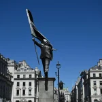 Banksy Londra’nın merkezinde gizlice dev heykel dikti
