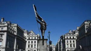 Banksy Londra’nın merkezinde gizlice dev heykel dikti