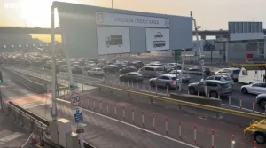 Fransa devasa kalabalık nedeniyle Dover’daki ek AB sınır kontrollerini askıya aldı